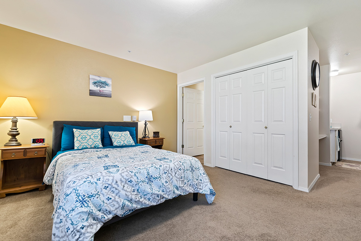 single bedroom in Cooper River Assited Living